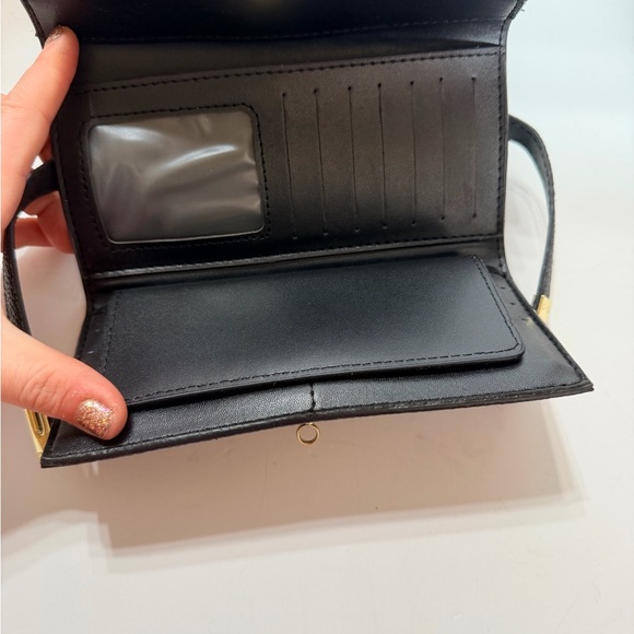 Chic Black Wallet with Gold Accent - Picture 4 of 4